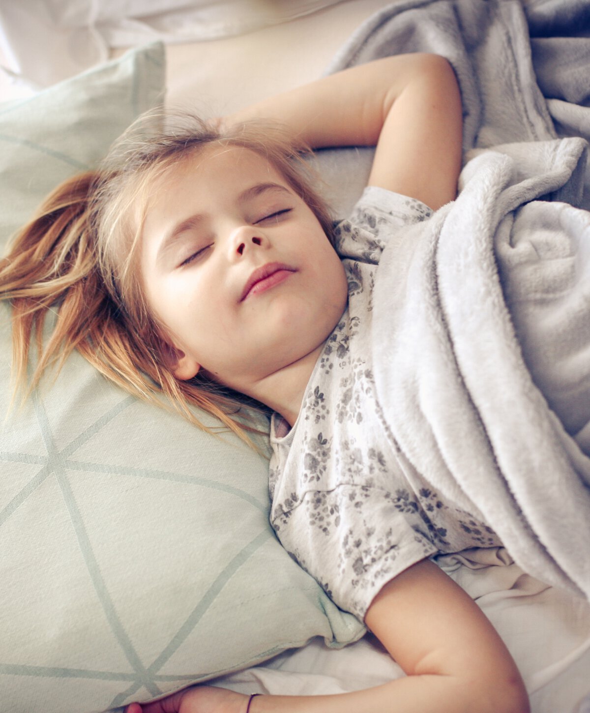 pediatric sleep apnea treatment patient model sleeping in bed
